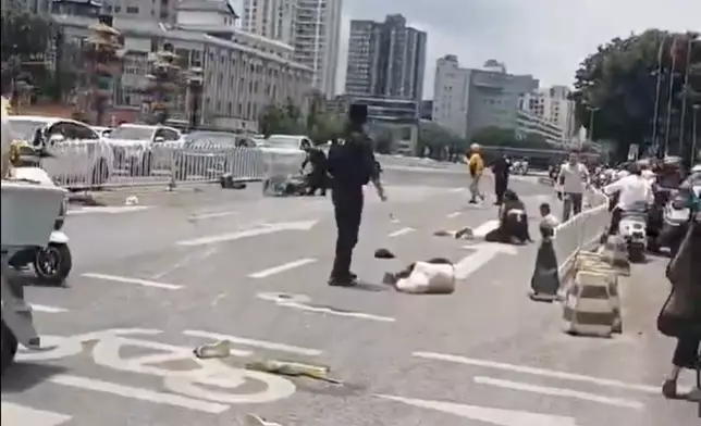 昆明汽車高速撞人群導致2死9傷。X視頻截圖